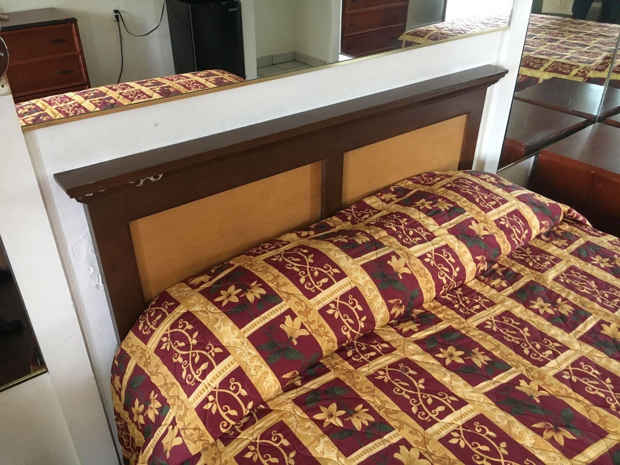 Colonial Pool & Spa Motel Лонг Бийч Екстериор снимка