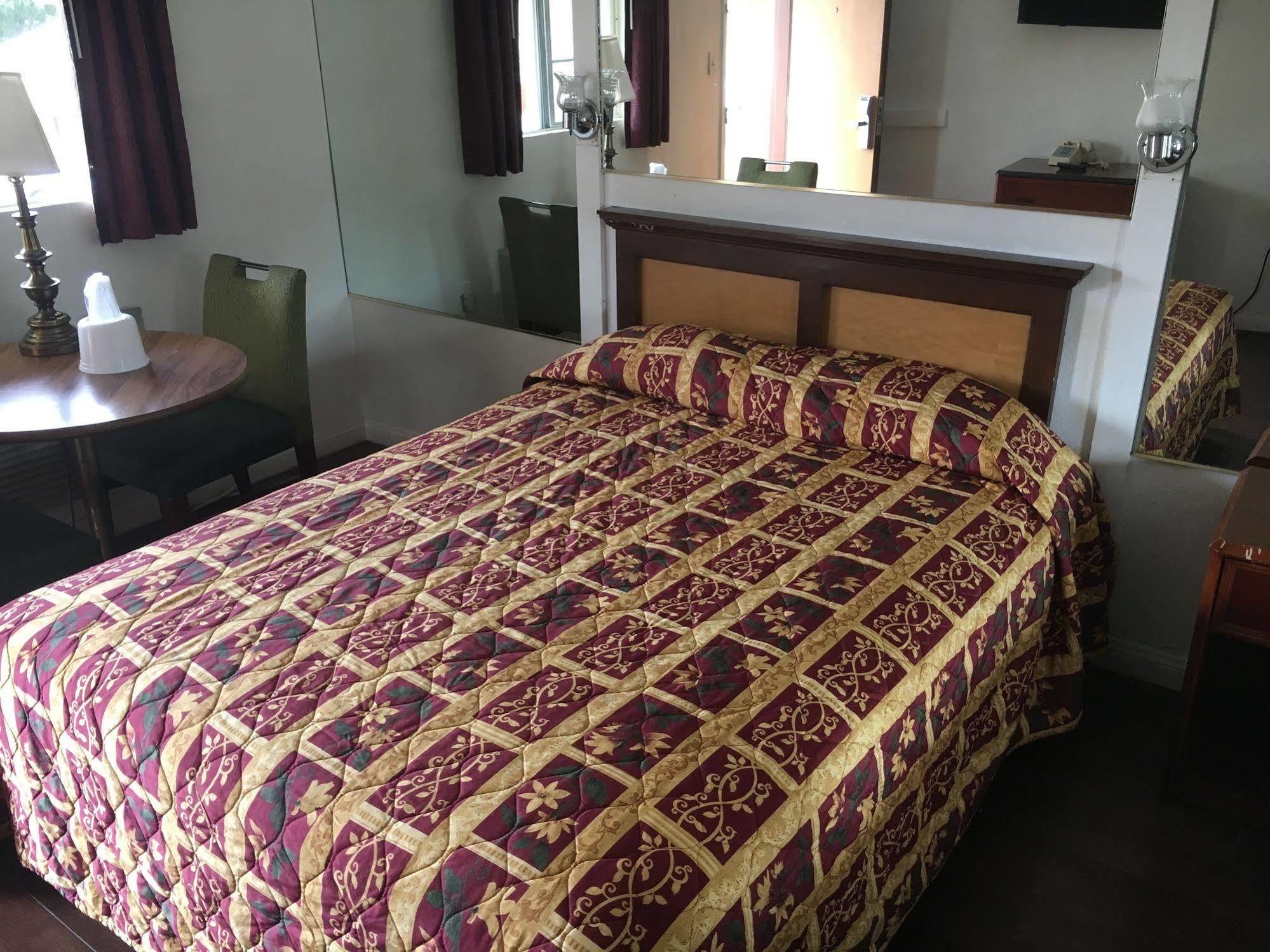 Colonial Pool & Spa Motel Лонг Бийч Екстериор снимка