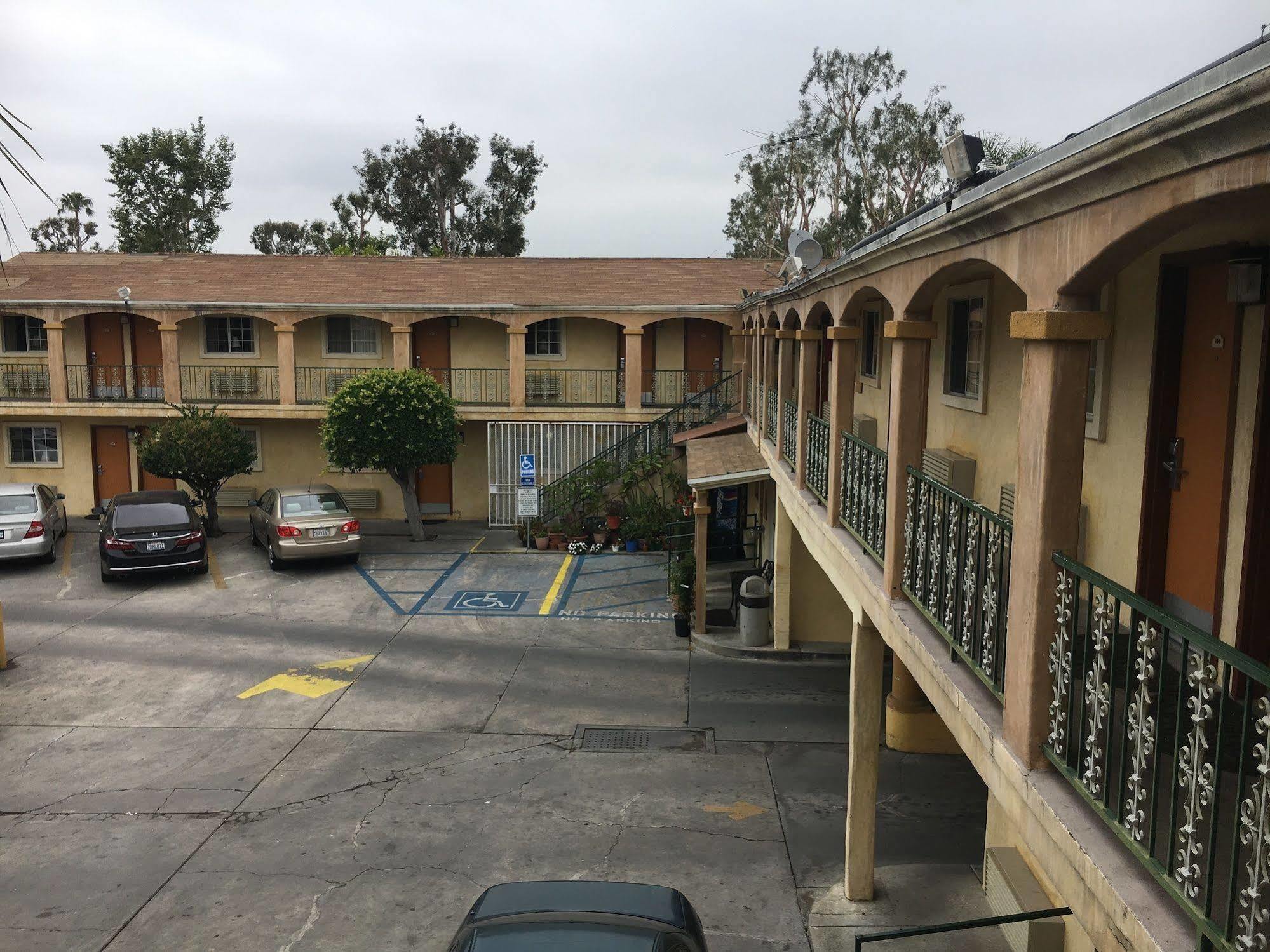 Colonial Pool & Spa Motel Лонг Бийч Екстериор снимка